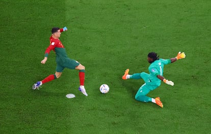 Cristiano Ronaldo tratando de batir al portero de Ghana durante el partido en el estadio 974, en Doha (Qatar)