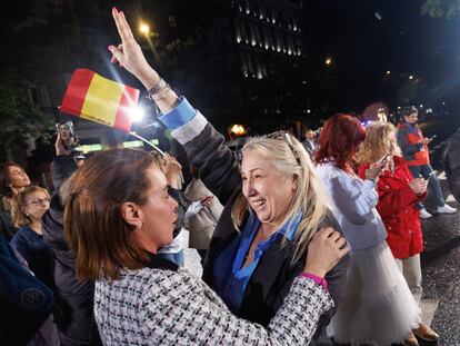 Simpatizantes del PP celebrando el resultado en la calle Génova de Madrid.