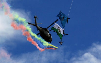 Paracaidistas participan en el desfile militar conmemorativo del 205 aniversario de Independencia.