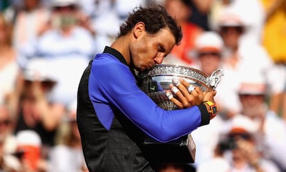 Nadal abraza el trofeo de campeón en Roland Garros.