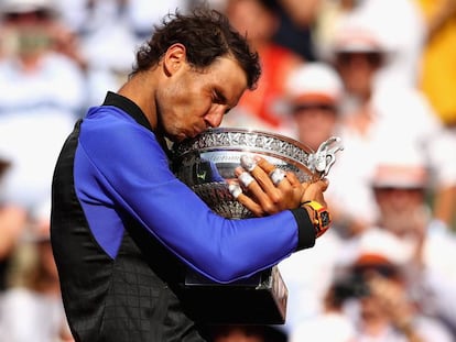 Nadal abraza el trofeo de campeón en Roland Garros.