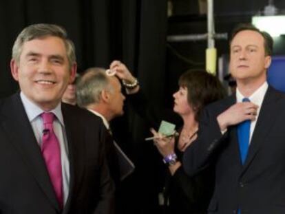De izquierda a derecha, Gordon Brown, David Cameron y Nick Clegg, antes del debate televisado, en las elecciones legislativas de 2010.