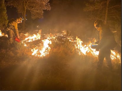 CASTELLÓN, 25/03/2023.- Una veintena de bomberos murcianos trabajan en el incendio forestal que desde el jueves afecta al interior de la provincia de Castellón sigue sin estar controlado y se caracteriza este sábado por su "gran voracidad" y una situación "muy complicada", si bien en las últimas horas no ha crecido el perímetro afectado, que se mantiene en unos 35 o 40 kilómetros. EFE/112 Región de Murcia -SOLO USO EDITORIAL/SOLO DISPONIBLE PARA ILUSTRAR LA NOTICIA QUE ACOMPAÑA (CRÉDITO OBLIGATORIO)-
