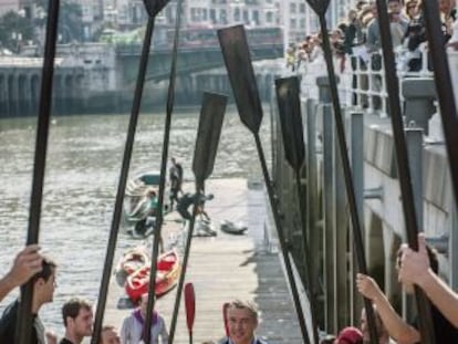 Un grupo de remeros hacen el pasillo de honor a Urkullu en su acto en el Muelle de Ripa, en Bilbao.
