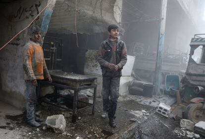 Fore asegura que "para los niños que siguen atrapados bajo el asedio deliberado y la violencia extrema en el país, la vida se ha convertido en una pesadilla. Están luchando por sobrevivir". En la imagen, dos niños esperan frente a una tienda destruida por los ataques aéreos, el 8 de febrero de 2018.