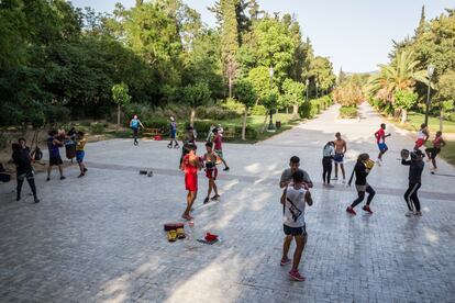 El curso de K1/kickboxing de la sección ateniense del Energy Team organizado por la ONG Yoga y Deporte con Refugiados en una plaza del parque dedicado a Ares del centro de la capital griega. Unos 30 chicos y chicas participan en él cada día.