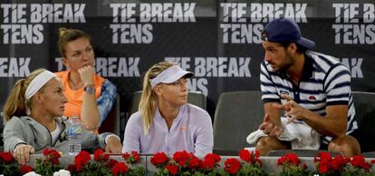 Sharapova, rodeada en la Caja Mágica por Kuznetsova (i), Halep y Feliciano.