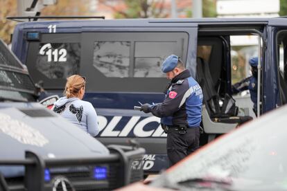 Un agente de la Policía Municipal multa a una mujer por un viaje no justificado en Madrid. 