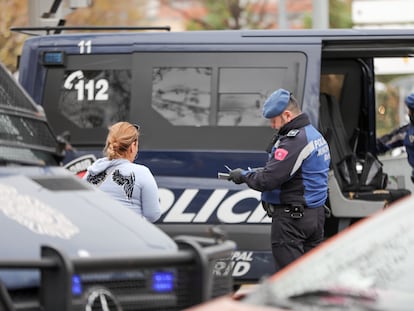 Un policía municipal multa a una mujer por un viaje no justificado en un control policial en la glorieta del Marqués de Vadillo el 20 de marzo de 2020.