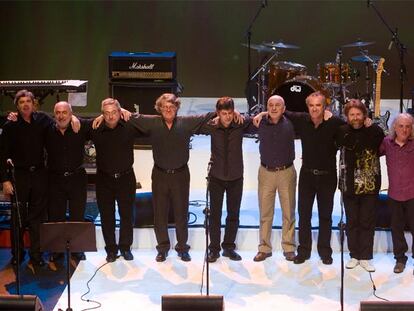 De izquierda a derecha, Gorka Knörr, Urko, Antton Valverde, el pianista que colaboró en varios temas, Mixel Ducau, Iñaki Eizmendi, Gontzal Mendibil, Txomin Artola y Niko Etxart, al final del concierto.