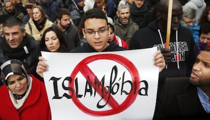 Un niño en la manifestación contra la islamofobia.