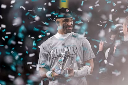 Jalen Hurts, 'quarterback' de los Philadelphia Eagles, con el trofeo de campeón de la NFC.