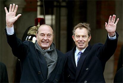 El presidente francés, Jacques Chirac, y el primer ministro británico, Tony Blair, ayer, antes de su entrevista en Le Touquet.