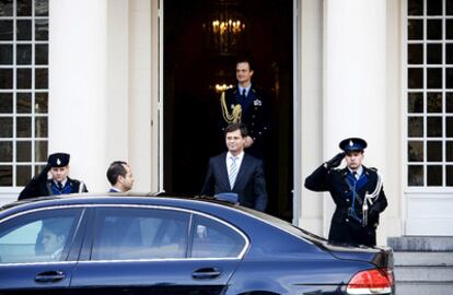 El dimitido primer ministro holandés, Jan Peter Balkenende, sale del Paleis Noordeinde después de conversar con la reina Beatriz.