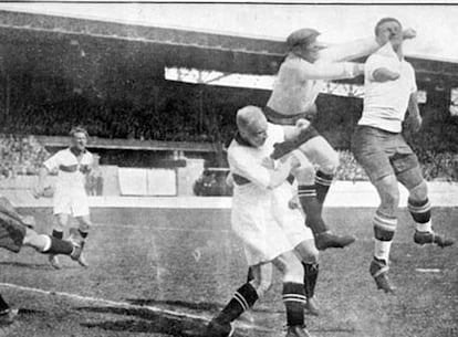 Héctor Castro, cuyo brazo sesgó una motosierra cuando tenía 13 años, durante un partido con Uruguay