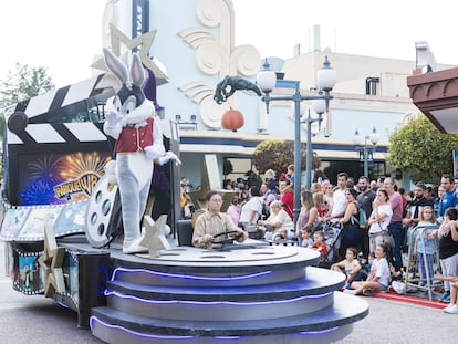 Un desfile con motivo de la temporada de Halloween en el Parque Warner Madrid, el 14 de octubre de 2023.