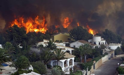 Vista general del front del foc a la urbanització Cims del Sol al costat del paratge natural de la Granadella, entre els termes alacantins de Xàbia i Benitatxell.