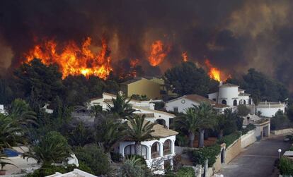 Vista general del frente del fuego en la urbanización Cumbres del Sol junto al paraje natural de La Granadella, entre los términos alicantinos de Xàbia y Benitatxell.