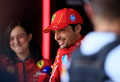 Carlos Sainz atiende a los medios tras conseguir su primera 'pole' esta temporada.