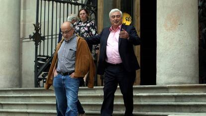 Josep Maria Matas i Xavier Solà surten aquest dilluns de l'Audiència de Barcelona.