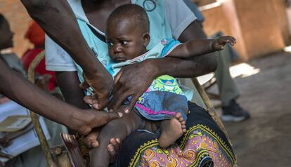 Un bebé recibe la vacuna de la malaria en un programa piloto en Tomali, una villa de Malaui. 