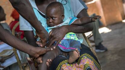 Un bebé recibe la vacuna de la malaria en un programa piloto en Tomali, una villa de Malaui.
