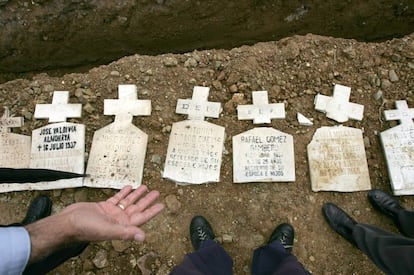 Trabajos de excavación en 2006, en el cementerio de San Rafael (Málaga), de las víctimas del franquismo que reposan en alguna de las cinco fosas comunes del cementerio.