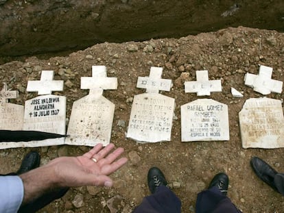 Trabajos de excavación en 2006, en el cementerio de San Rafael (Málaga), de las víctimas del franquismo que reposan en alguna de las cinco fosas comunes del cementerio.