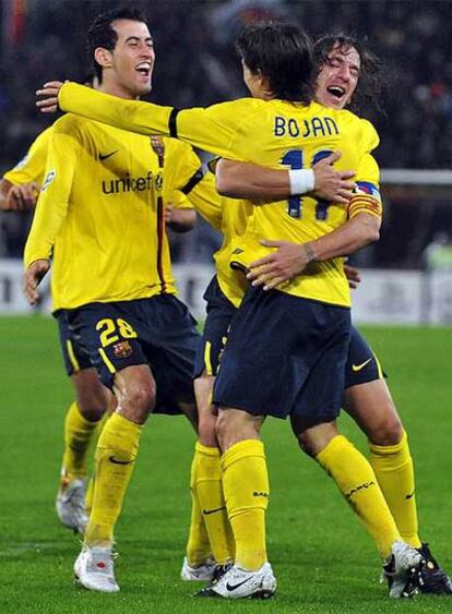 Busquets y Puyol felicitan a Bojan por su gol.