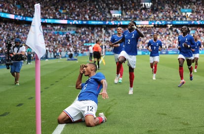 Enzo Millot celebra, junto a sus compañeros, el gol que abre el marcador ante España.