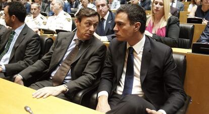 El líder del PSOE y candidato a la presidencia del Gobierno, Pedro Sánchez (d), junto al portavoz parlamentario del PP, Rafael Hernando (2d), durante el acto de homenaje a las víctimas del terrorismo.