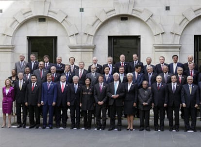 Foto de familia de los ministros de Finanzas del G-20 y otros países invitados, como España, después de la reunión que han mantenido hoy en Londres