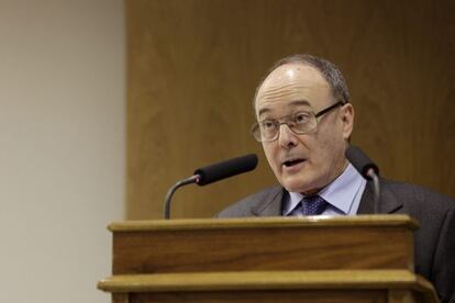 El gobernador del Banco de España, Luis Linde, en una conferencia. / EFE