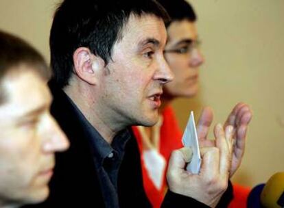 Arnaldo Otegi (centro), portavoz de Batasuna, durante la rueda de prensa celebrada en Bilbao.