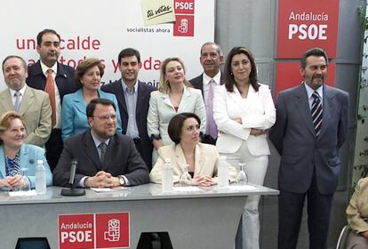 Nieves Hernández, de pie en el centro, junto a Susana Díaz en una imagen de cuando fue candidata socialista a concejal.
