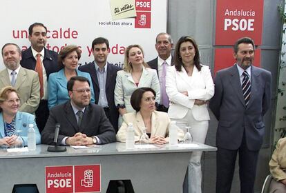 Nieves Hern&aacute;ndez, de pie en el centro, junto a Susana D&iacute;az en una imagen de cuando fue candidata socialista a concejal.