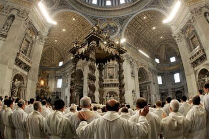 En la imagen, la misa del Jueves Santo celebrada por primera vez en ausencia del Papa.
