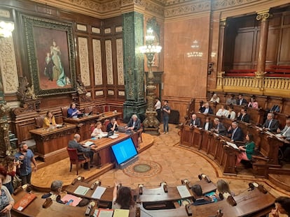 El secretario municipal de Barcelona, en la mesa del centro del hemiciclo, durante un pleno de la corporación.