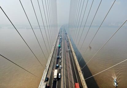 Vista aérea del puente Sutong en Nantong, en la provincia oriental china de Jiangsu (China), el 14 de agosto de 2019.