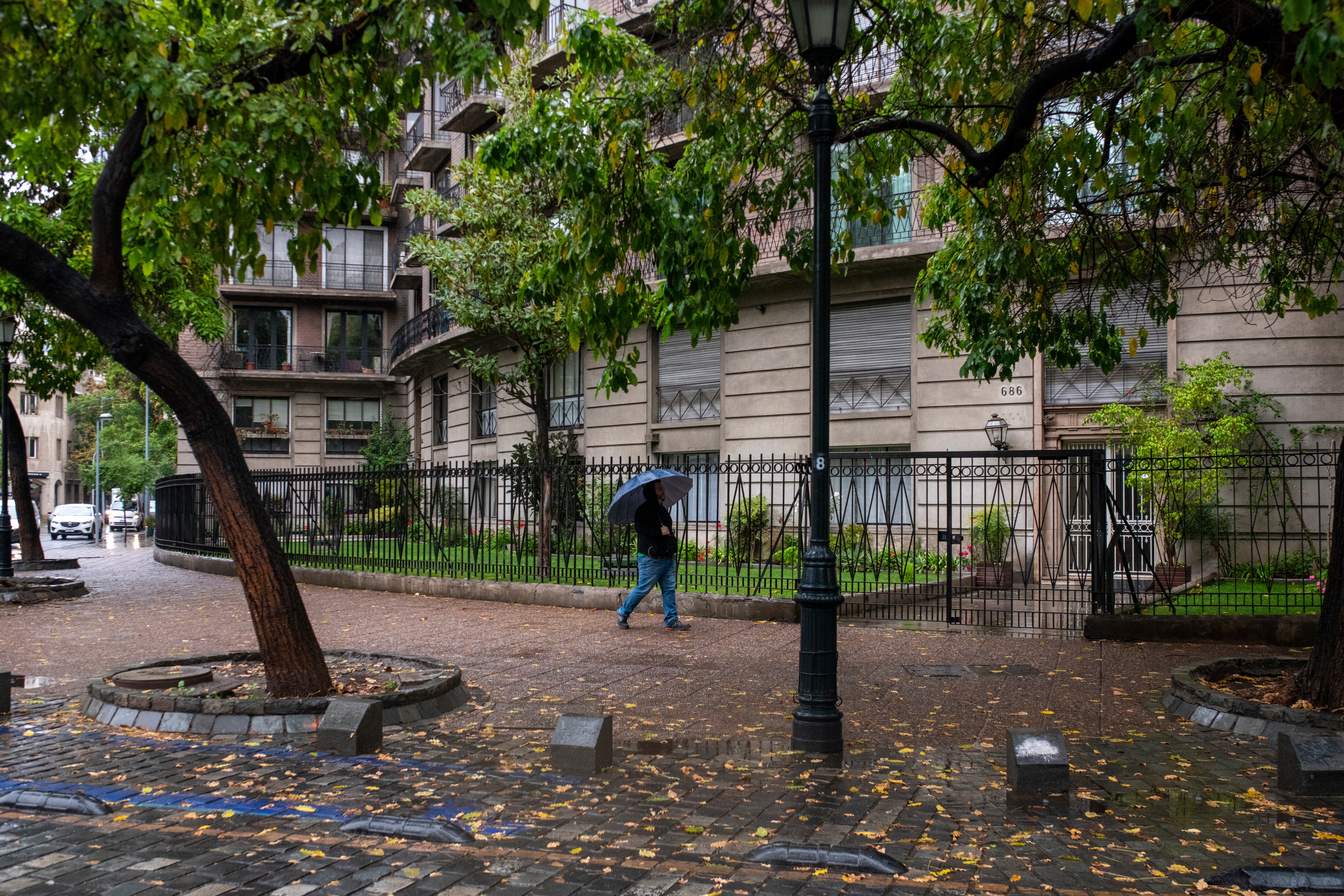 Vista de la esquina de Ismael Valdés Vergara con Enrique Mac Iver, el 8 de mayo en Santiago, Chile.