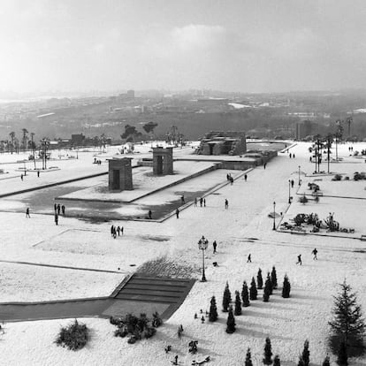 MADRID, 30/12/1970.- Vista general del Templo de Debod cubierto de nieve, tras la nevada caída ayer en Madrid. EFE/Fiel/ct SPAIN SNOWFALL: MADRID