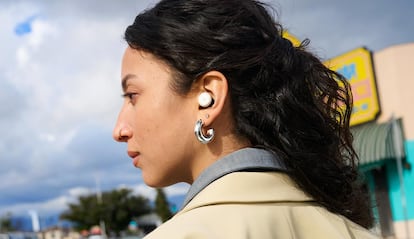 Chica utilizando los auriculares Google Pixel Buds Pro 2