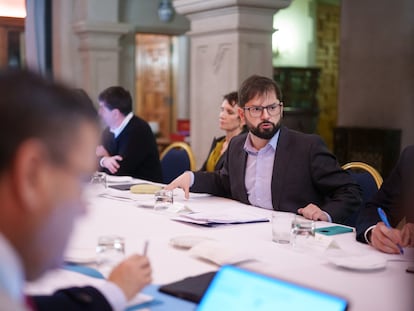 El presidente de Chile, Gabriel Boric, durante una reunión con funcionarios, en el Palacio Presidencial de Cerro Castillo, en Viña del Mar.