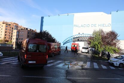 Miembros de la Unidad Militar de Emergencias (UME) acceden este lunes al Palacio de Hielo, en Madrid