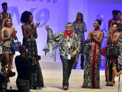 El dise&ntilde;ador Alphadi, en el centro de la imagen, en el Festival Internacional de Moda Africana celebrado el a&ntilde;o pasado.