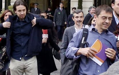 El líder de Podemos Pablo Iglesias y Juan Carlos Monedero seguidos por José Manuel López.