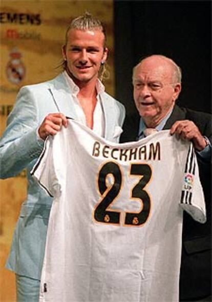 Beckham y Di Stéfano muestran la camiseta, con el número 23, que llevará el inglés.