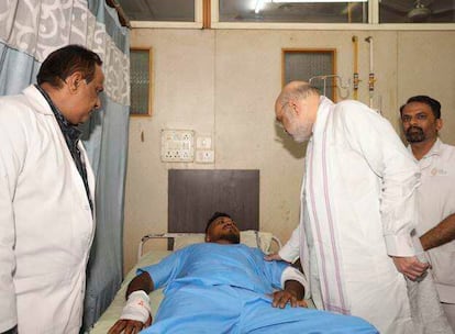 Foto distribuida por el Ministerio del Interior de la India muestra al ministro del Interior, Amit Shah, reuniéndose con Vishwash Kumar Ramesh, sobreviviente británico del accidente aéreo.