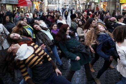 Mujeres israelíes bailan en la calle en protesta por su exclusión del espacio público, el martes en Jerusalén.