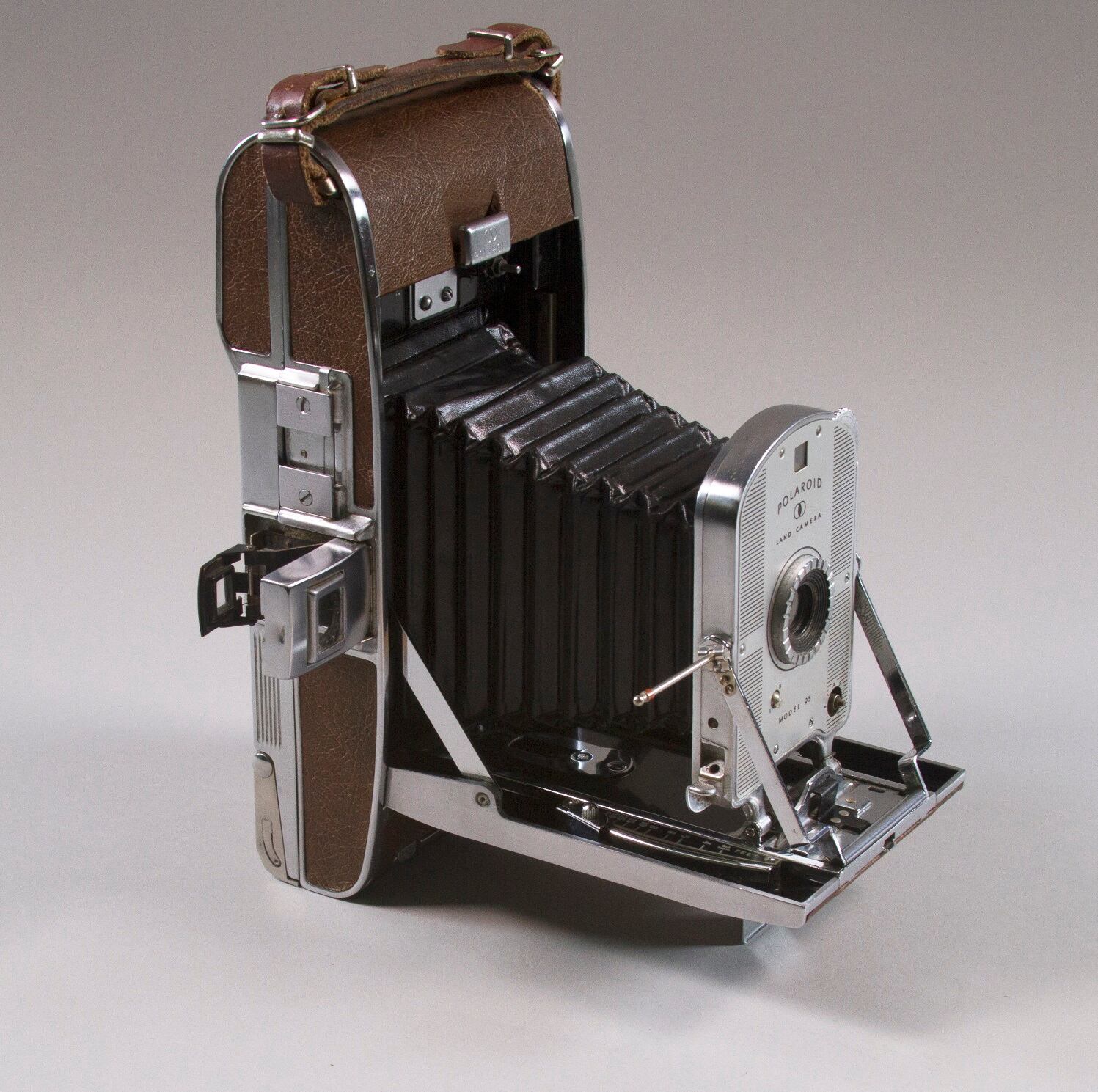 La primera cámara Polaroid que se comercializó, el modelo 95, de 1948.